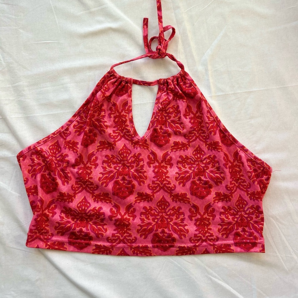 Looking to part with this adorable pink summer cropped top in size M.